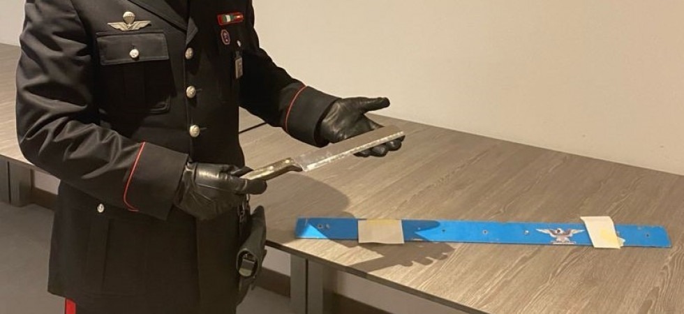 Scende in strada armato di spranga e coltello tentando di aggredire una donna: 22enne arrestato dai carabinieri di Vigasio